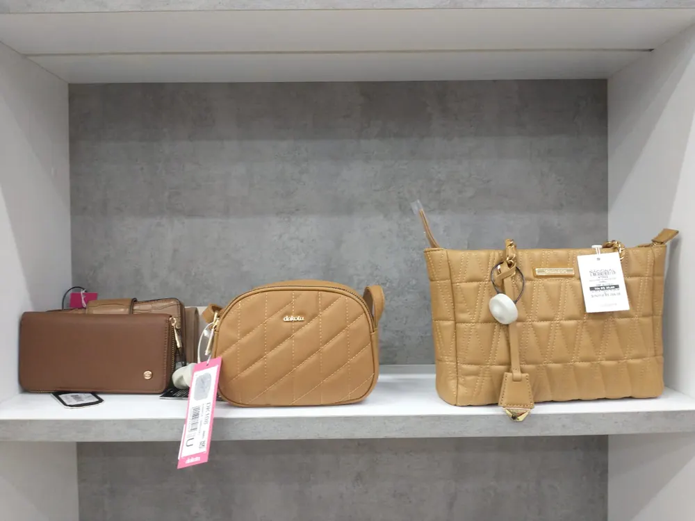 Bolsas na prateleira protegidas por cabo de aço extensor e etiqueta antifurto