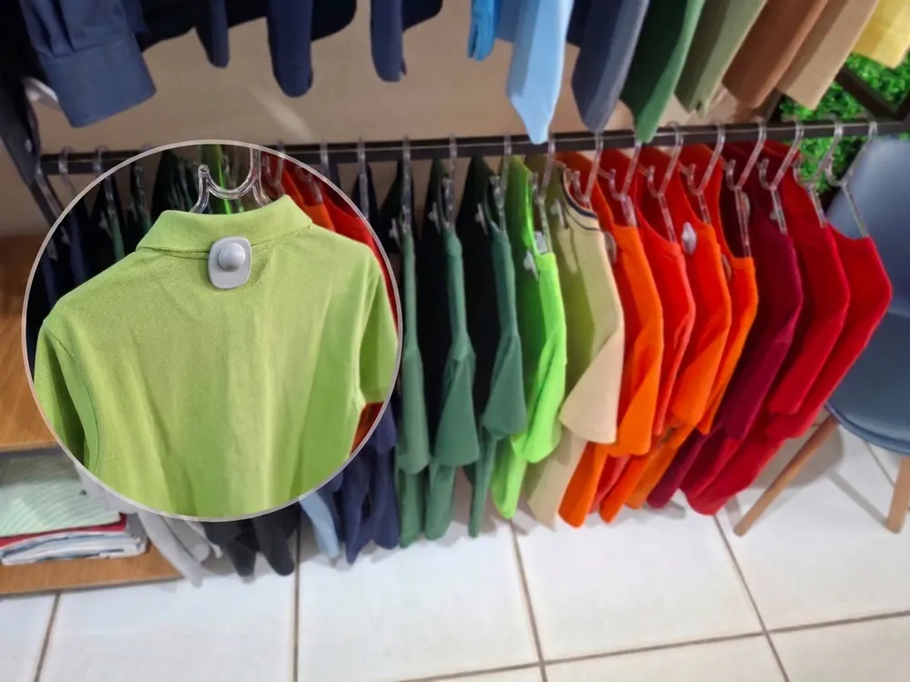 Camisa polo com etiqueta rígida antifurto aplicada na gola