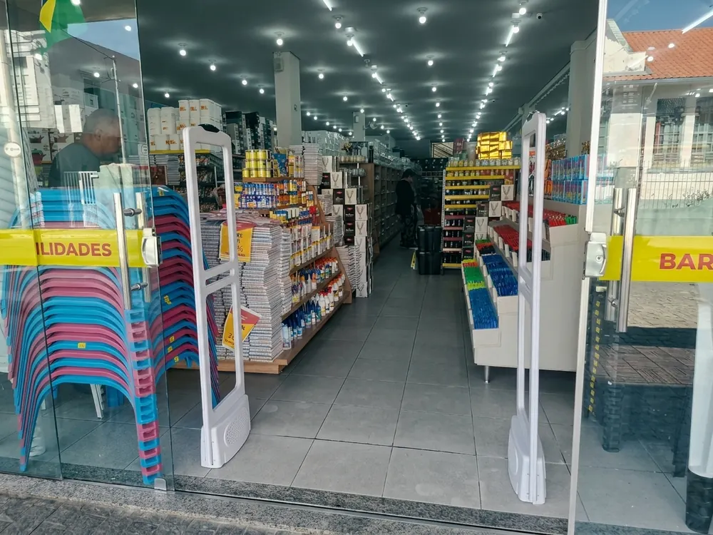 Entrada de loja de utilidades com par de antenas antifurto brancas