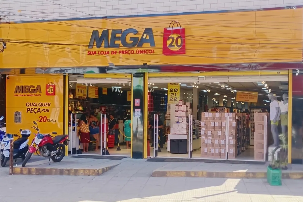 Fachada da loja Mega 20 com antenas antifurto nas duas entradas