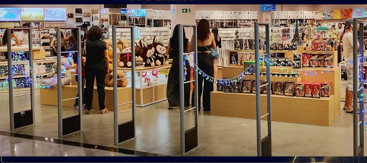 Entrada de loja em shopping com quatro corredores de antenas antifurto